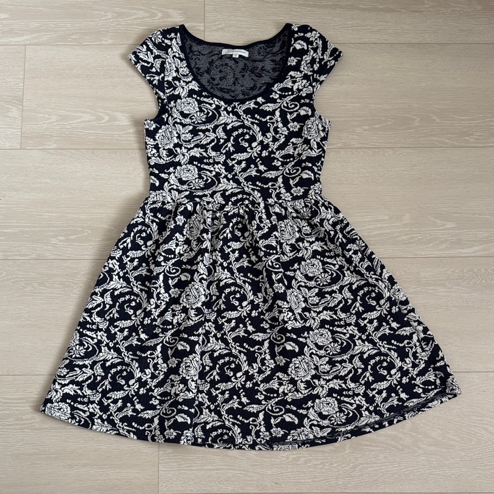 Glamorous Navy Blue and White Floral Paisley Patterned Dress - Picture 1 of 7